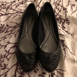 Black slight wedged shoes